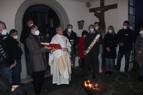 Segnung der Osterkerze vor dem Kirchentor (Foto:KUST)