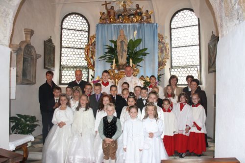 Die Erstkommunionkinder vor dem Hochaltar in der Pfarrkirche St. Martin am Techelsberg (© Foto: fotogard)