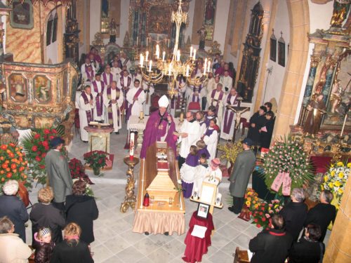 Requiem mit Bischof Dr. Alois Schwarz in der Pfarrkirche St. Stefan. (Bild: PSt).