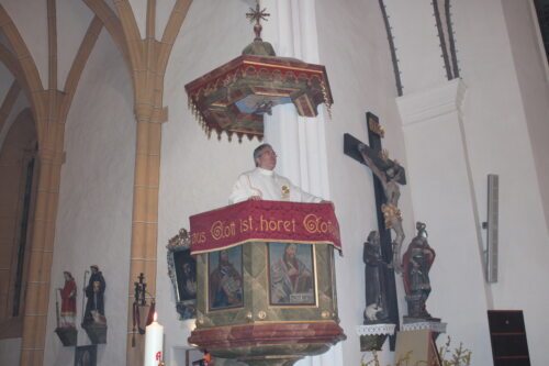 Dechant Dr. Pater Gerfried Sitar predigte in der Osternacht von der Kanzel