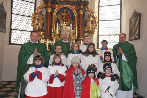 Bischof Schwarz, Dechant Scharf, Pfarrer Miklau und die MinistrantInnen beim Festgottesdienst in der Pfarre St. Martin am Techelsberg (© Foto: fotogard) Bischof Schwarz, Dechant Scharf, Pfarrer Miklau und die MinistrantInnen beim Festgottesdienst in der Pfarre St. Martin am Techelsberg (© Foto: fotogard)
