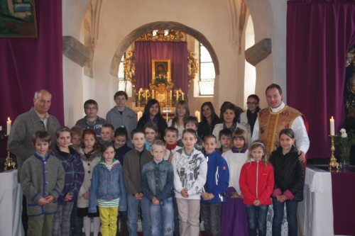 Erstkommunionkinder und Firmlinge beim Vorstellungsgottesdienst (© Foto: fotogard)