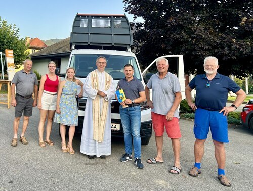 Segnung des neuen Bauhof-Fahrzeuges • Blagoslov novega občinskega vozila, 24.08.2023 (Foto: Gemeinde Neuhaus) Segnung des neuen Bauhof-Fahrzeuges • Blagoslov novega občinskega vozila, 24.08.2023 (Foto: Gemeinde Neuhaus)