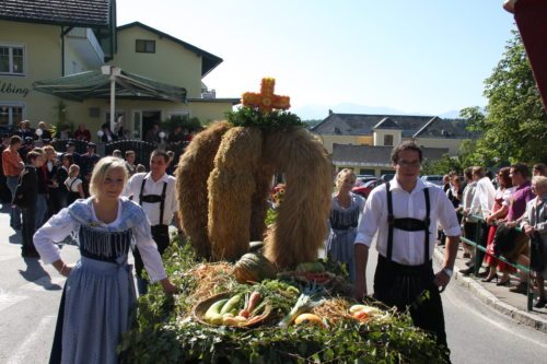 Die wunderschöne Erntekrone auf dem Erntewagen begleitet von den Mädchen und Burschen der Landjugend Techelsberg (© Foto: Foto: fotogard)