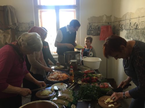 Während der Speisenzubereitung (© Foto: Alexander Samitsch)