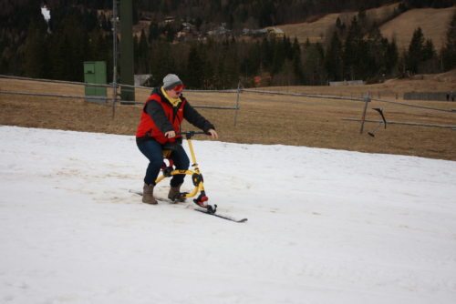 DSG-BSV Österreich Vorsitzende Hermi Luttenberger brachte den TeilnehmerInnen das Skibobfahren näher (© DSG Kärnten)