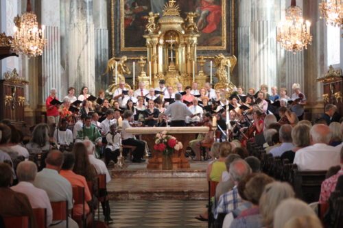 Konzertchor der Dommusik und Domorchester unter der Leitung von Domkapellmeister Thomas Wasserfaller (© Foto: UBIKucher)