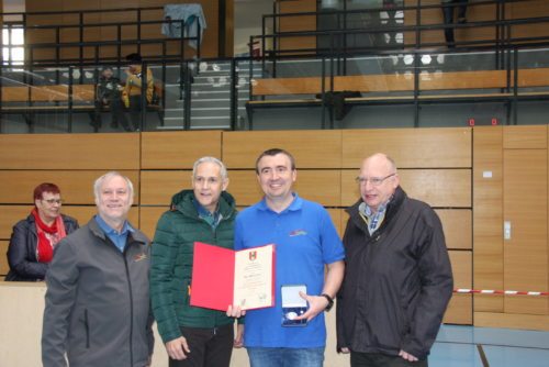 Diözesanreferent Auer bekam von Vizebürgermeister Jürgen Pfeiler das silberne Sportehrenzeichen der Stadt Klagenfurt verliehen (v.l.n.r. DSG Obmann Nagelschmied, Pfeiler, Auer und LAC Klagenfurt Obmann Gunther Spath -&nbsp; © Ogris/DSG Kärnten)