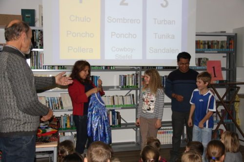 Janneth und Pedro von Maya Paya Kimsa in der Volksschule Kolbnitz (© Foto: Dreikönigsaktion)