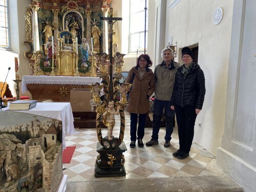 Übergabe an die Pfarre und Abnahme durch Diözesankonservatorin Dr. Rosmarie Schiestl • Obnovljen svečnik v Žvabeku 01.03.2023 (Foto: Pfarrarchiv Schwabegg- Žvabek)