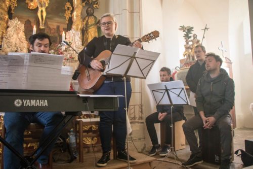 Musikalisch umrahmt wurde der Gottesdienst von der KJ-Combo. (Foto: © Peter Artl)