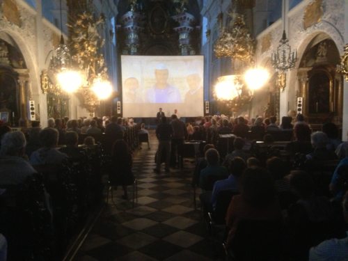 Viele Zuhörer beim Filmvortrag in der Klagenfurter Domkirche. (© Foto: Stadtpastoral)
