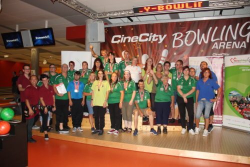 Das erfolgreiche DSG Team Grafenstein mit KA-Präsidentin Iris Straßer (8.v.r.) und dem Team der CineCity Bowling-Arena (l.) - (© Felsberger/DSG Kärnten)