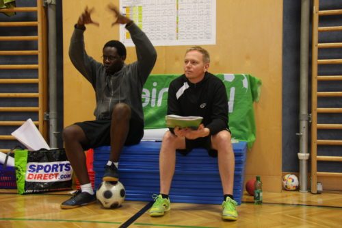 Jerry Jarvis Essandoh (l.) und David Hudelist (r.) von <em>fairplay</em> leiteten den Workshop (© Auer/DSG Kärnten)