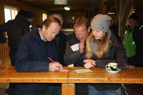 Der ehemalige Diözesanreferent der DSG Kärnten Erwin Joham mit Mario und Anna Weratschnig (PGR St. Peter/Grafenstein) (© Foto: Auer/DSG Kärnten)