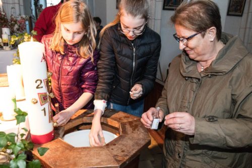 Jugendliche dürfen Weihwasser mit nach Hause nehmen! (© Peter Artl)