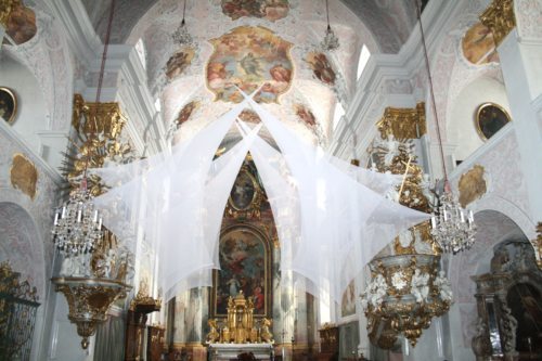 Die transparenten Stoffbahnen in der Domkirche (© Foto: Dompfarre)