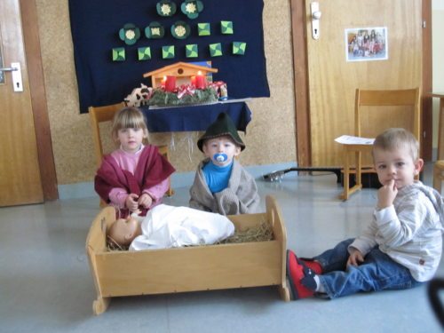 Beim Puppenspiel (© Foto: Kindergruppe)