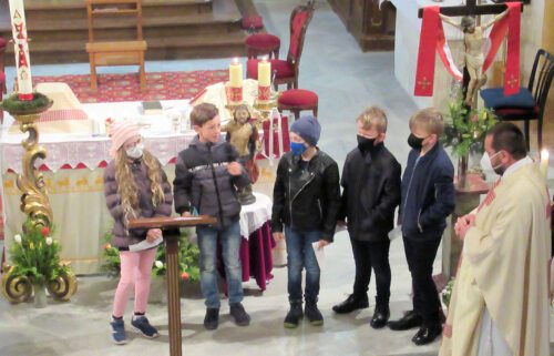 Die Erstkommunionkinder der Pfarre St. Stefan stellten sich am 18. April vor.