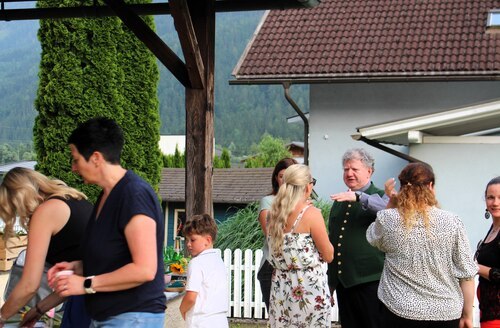 Picknick vor der Kirche (C) Brigitte Weber Picknick vor der Kirche (C) Brigitte Weber
