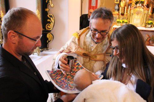 Taufpaten Stefan Zechner und Verena Hoffmann mit Pfarrvorsteher Mag. Michael Golavčnik bei der Hl. Taufe von Mia (Foto: Annemarie Hoffmann jun.)