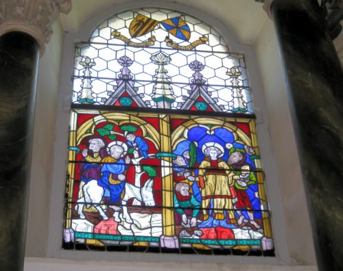 In der südlichen Kapelle der Pfarrkirche werden 2019 die wertvollen Glasfenster restauriert. (Bild: Pfarrarchiv).