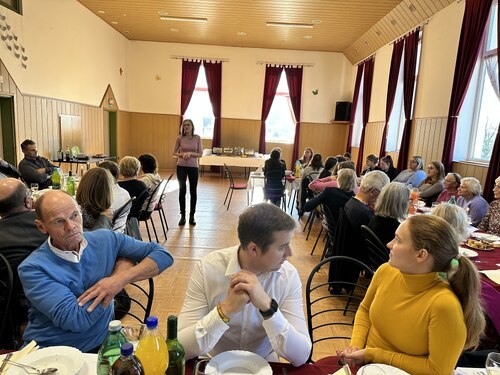 Kirchenchorleiterin Alenka spricht, rechts im Bild derer Schwester Nina, die den Kontakt zu Neuhaus hergestellt hat • Zborovodkinja in njena sestra, ki je vzpostavila stik s suükim cerkvenim zborom (Foto: Pfarrarchiv Neuhaus- Suha)