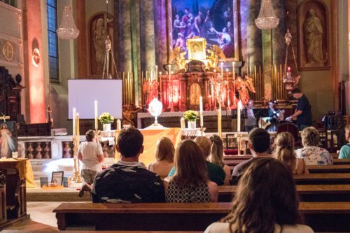 Beten oder einfach nur Zuhören, eine der vielen Möglichkeiten beim Nightfever in Klagenfurt (Foto: Peter Artl) Beten oder einfach nur Zuhören, eine der vielen Möglichkeiten beim Nightfever in Klagenfurt (Foto: Peter Artl)
