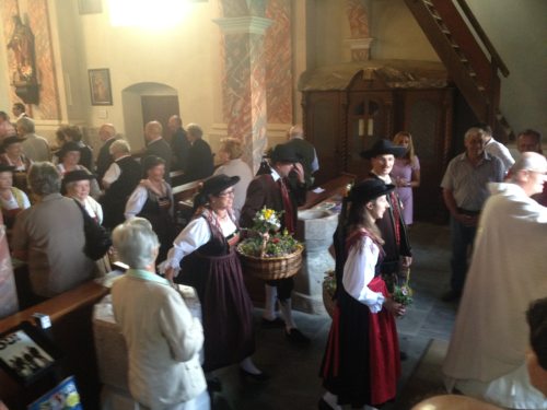 Beim Auszug aus der Pfarrkirche nach der Heiligen Messe.  (© Foto: Wilfried Buchacher )
