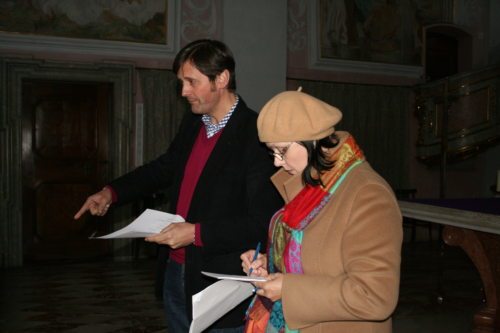 Dompfarrer Allmaier und Johanna König suchen die Plätze für die Lesungen. (© Foto: Stadtpastoral)