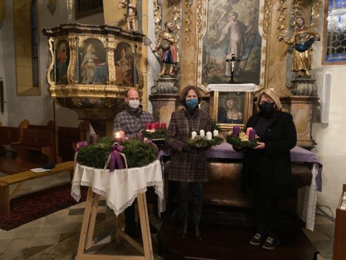 Nach der Roratemesse und Adventkranzsegnung • Po svitni maši in blagoslovu adventnih vencev (Foto: Pfarrarchiv Neuhaus- Suha)