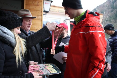 KA Kärnten-Vize und SOB Klagenfurt Direktor Wilfried Hude überreichte den erfolgreichen SportlerInnen die Medaillen (© DSG Kärnten)