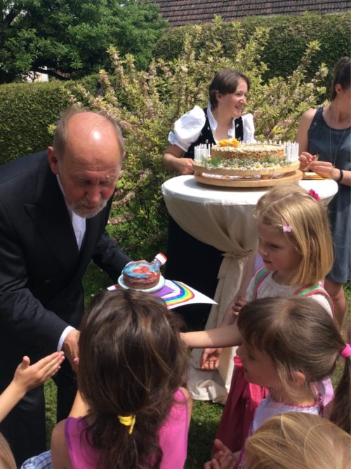 Der Jubilar Dechant Mag. Johann Rossmann mit Kindern des Pfarrkindergartens Straßburg. (© Foto: Sigrid Seiser)