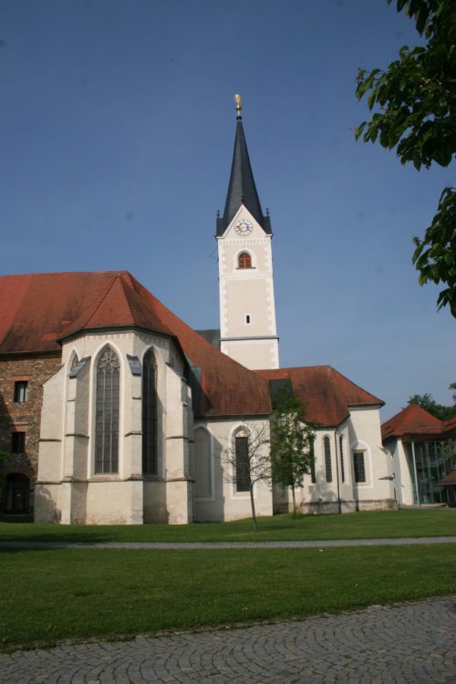 Karl Schnabl. Stiftskirche Viktring. Bereits um die Mitte des 12. Jahrhunderts erfolgte der Baubeginn der monumentalen Stiftskirche. Der hochromanische Bau, 1202 eingeweiht, entspricht dem zisterziensischen Bautyp von Clairvaux I., dessen bekannteste erhaltene Verkörperung Fontenay darstellt. Der zunächst wohl flach schließende Altarraum wurde in der 1. Hälfte des 14. Jahrhunderts um einen gotischen Chor erweitert und die Kirche erhielt einen massiven Mauerturm, im Anschluss an das Querschiff die Bernhardkapelle. 1843 erfolgte die Abtragung der westlichen Kirchenhälfte mit fünf Langhausjochen sowie der Fassade mit dem Rundbogenportal und erhielt dann erst die klassizistische Kirchenfassade. Kunsthistorisch von höchster Bedeutung sind die Glasfenster von Viktring (um 1400; darstellend die Passion des Herrn, das Marienleben und die Apostel), der 16 m hohe barocke Hauptaltar (1622), der Marmoraltar der Bernhardkapelle (neben den Altären im Klagenfurter Dom ein Sonderfall in Kärnten) (1710), die neu aufgefundenen Deckenfresken in der Bernhardkapelle ( Mitte des 15. Jahrhunderts) und die reich geschmückte Orgel (1719), der Rest des Kreuzganges mit dem rom. Kirchenportal Grab- und Gedenksteine. In der Pfarre befindet sich außerdem die ehemalige Pfarrkirche St. Florian in Stein.   