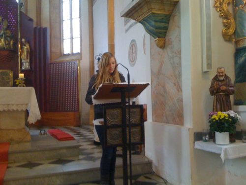 Firmling bei der Mitgestaltung des Gottesdienstes (© Foto: Monika Koller)