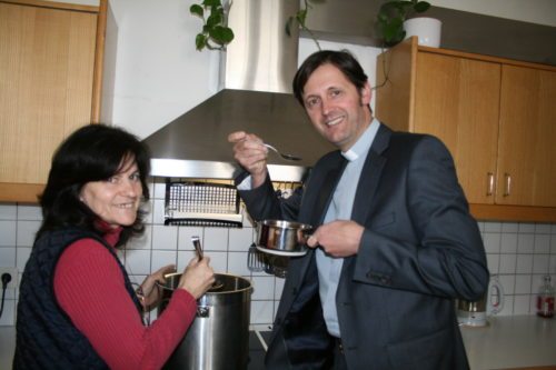 Dompfarrer Peter Allmaier beim Kosten der Fastensuppe, die Pfarrhaushälterin Monika Hribernik zubereitet hat. (© Foto: Dompfarre) Dompfarrer Peter Allmaier beim Kosten der Fastensuppe, die Pfarrhaushälterin Monika Hribernik zubereitet hat. (© Foto: Dompfarre)