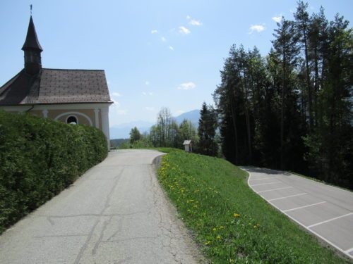 Friedhof St. Stefan: rechts Parkplatz, links Zufahrt zur Kapelle (Bild: Peter Sternig).