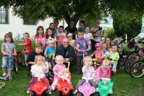 Pfarrer Kienzl im Kreis der jüngsten Kinder seiner Pfarre. (© Foto: Stadtpastoral)