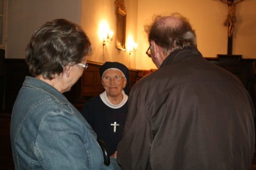 Im Gespräch mit den Besuchern. (© Foto: Stadtpastoral)