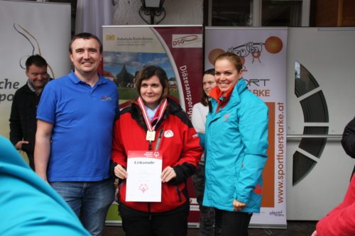 Diözesanreferent Markus Auer und Spiecial Olympics Bundeslandkoordinatorin Birgit Morelli mit Stefanie Kolger (Heimstätte Birkenhof) (© Foto: DSG Kärnten)