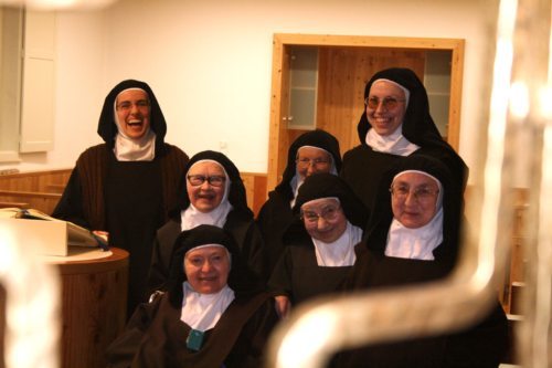Ein Teil der Karmelitinnen von Himmelau. (© Foto: Stadtpastoral)