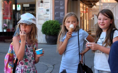 Eva, Annika und Isabella genießen das Eis (C) Brigitte Weber