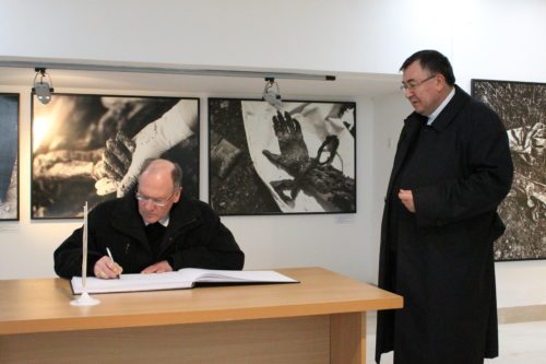Kardinal Vinko Puljić (re.) und Bischof Alois Schwarz (li.) in der Gedenkstätte im bosnischen Srebrenica (© Foto: Kurt Haber) Kardinal Vinko Puljić (re.) und Bischof Alois Schwarz (li.) in der Gedenkstätte im bosnischen Srebrenica (© Foto: Kurt Haber)