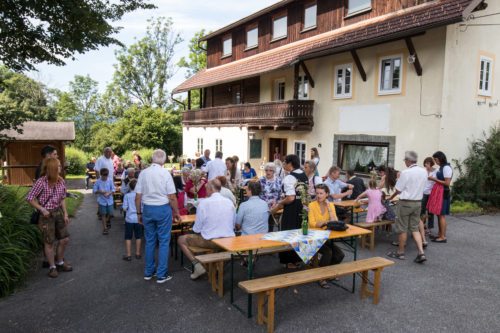 Anschließen konnte man sich am Kirchvorplatz stärken (Foto: © Peter Artl)