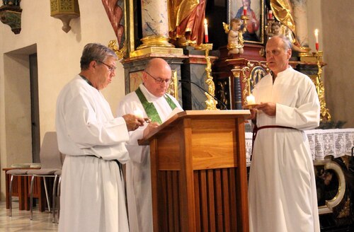 Pfarrer Bernard Grabowski mit Altministrant Arnold Wilhelmer und Kollegen (C) Brigitte Weber Pfarrer Bernard Grabowski mit Altministrant Arnold Wilhelmer und Kollegen (C) Brigitte Weber