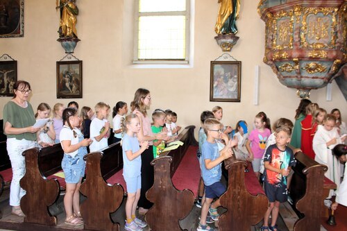Kinder und Lehrerinnen beim Gottesdienst (C) Klaudia Fercher Kinder und Lehrerinnen beim Gottesdienst (C) Klaudia Fercher