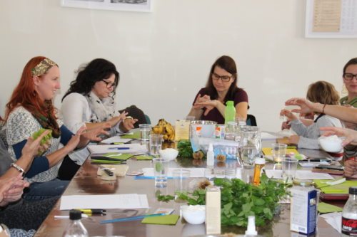Eifrige Mitarbeit beim Workshop “Naturkosmetik“. (© Foto: Stadtpastoral )