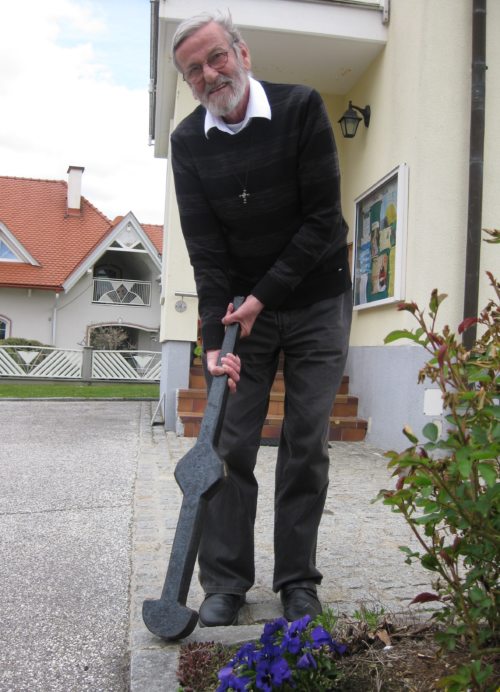 Pfarrer Wornik mit dem gebrochenen Klöppel, der die Glocke zum Klingen bringt – oder schweigend stellt. (© Foto: P. Wornik)