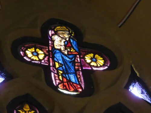 “Mutter Gottes mit dem Jesuskind“: Glasfenster der Pfarrkirche Neuhaus, 15. Jh.) • “Mati Božja z detetom Jezusom“: Barvno okno farne cerkve na Suhi, 15. stoletje. (Foto: Pfarrarchiv Neuhaus- Suha) “Mutter Gottes mit dem Jesuskind“: Glasfenster der Pfarrkirche Neuhaus, 15. Jh.) • “Mati Božja z detetom Jezusom“: Barvno okno farne cerkve na Suhi, 15. stoletje. (Foto: Pfarrarchiv Neuhaus- Suha)