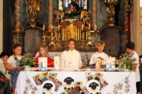 Fürbittenleser der 4. Klasse (C) Klaudia Fercher Fürbittenleser der 4. Klasse (C) Klaudia Fercher